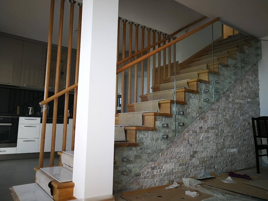 стъклен парапет в комбинация с дърво