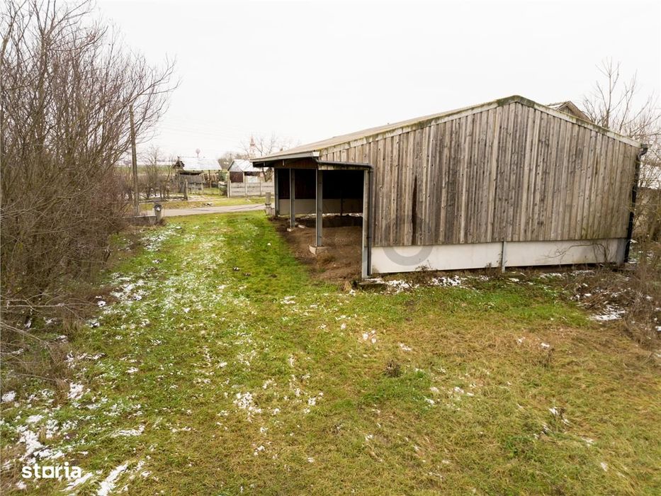 RECO . Teren intravilan cu hala metalica in Roit .