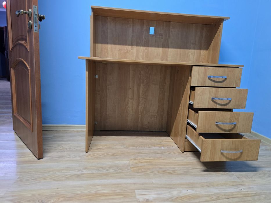 Рабочи стол со стройными ящиками