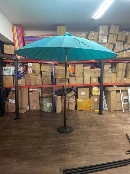 Распродажа зонтов с витрины