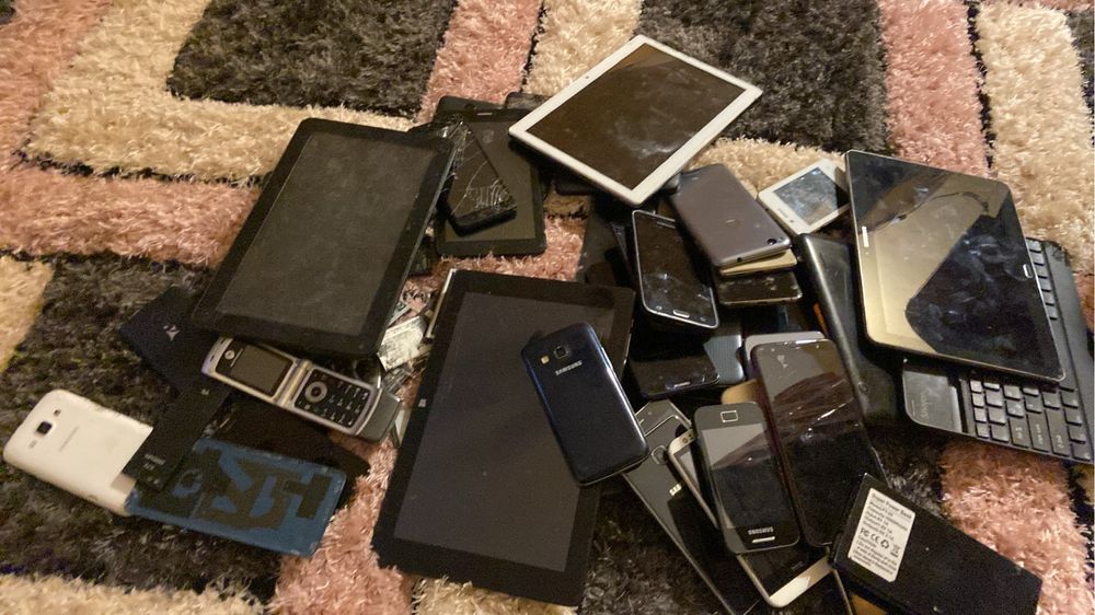 Vand telefone de piese