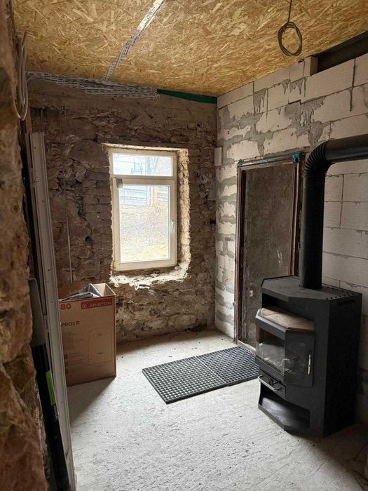 Vând casă la Anina!