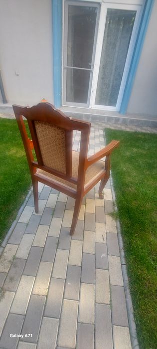 Scaun din lemn masiv tapițat