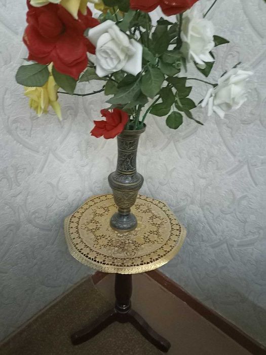 Продается подставка с вазой и цветами