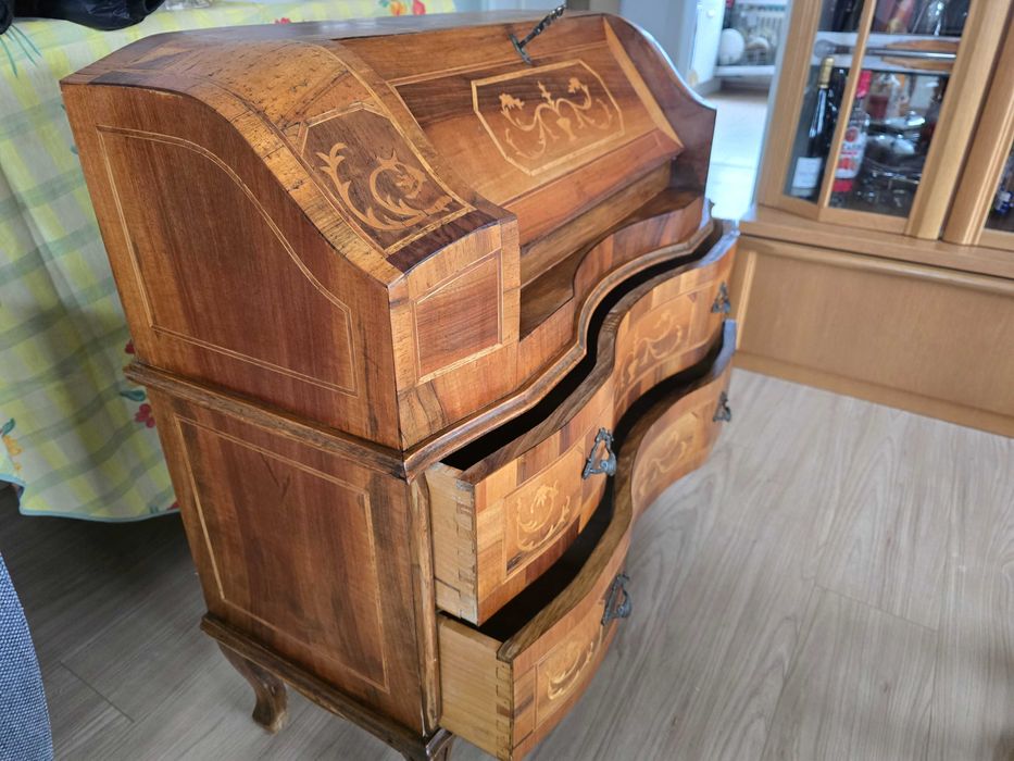 Бюро секретар с интарзии.