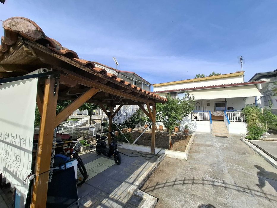 Продава малка къща с площ 60 м2 с двор 220 м2 в Аспровалта, Гърция