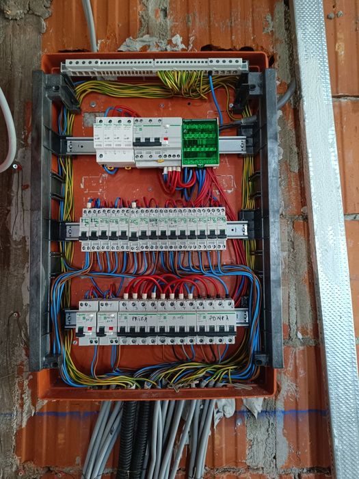 Electrician  autorizat ANRE București sector 1-2-3-4-5-6,execut instal