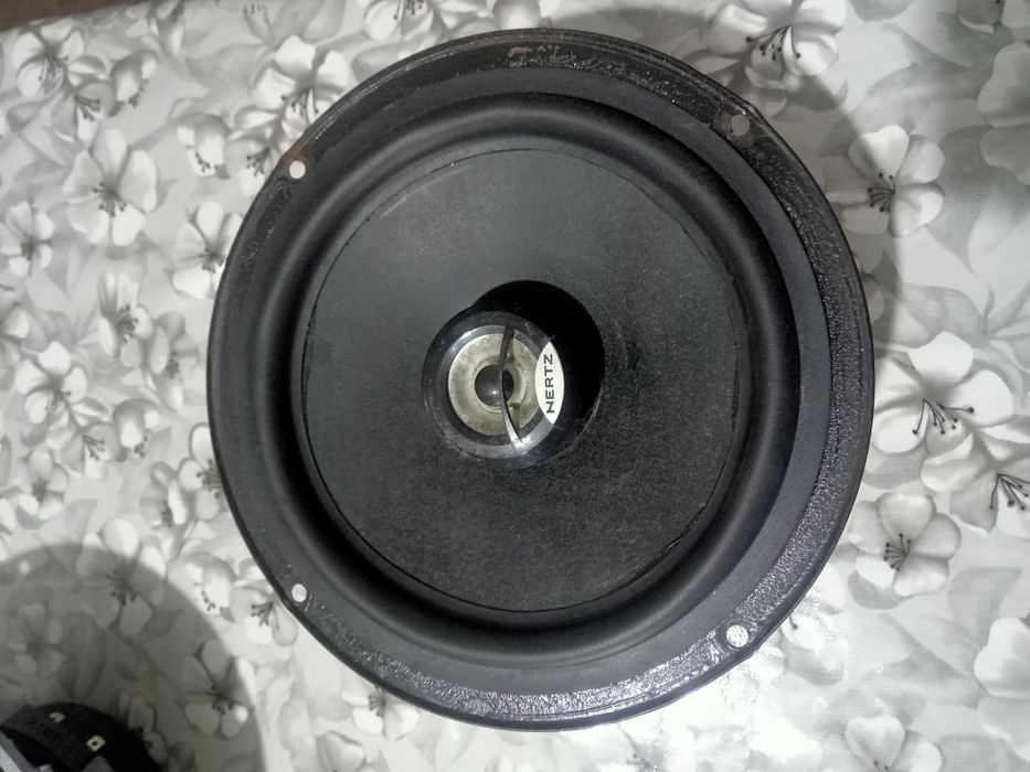 Продам 2-шт разные калонки Hertz в хорошем состоянии.