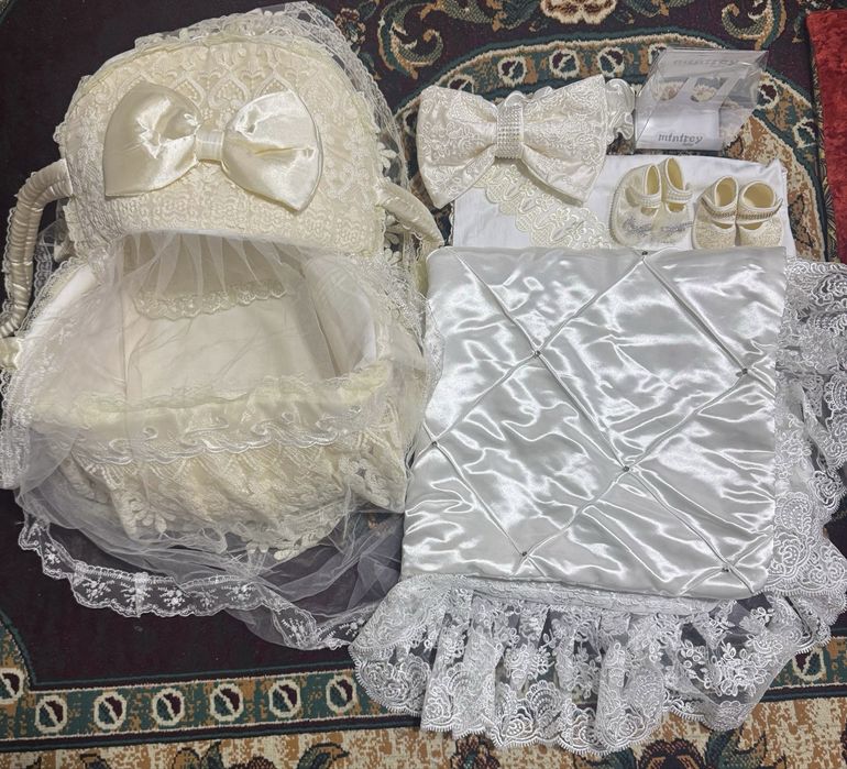 Конверт и корзины на выписку