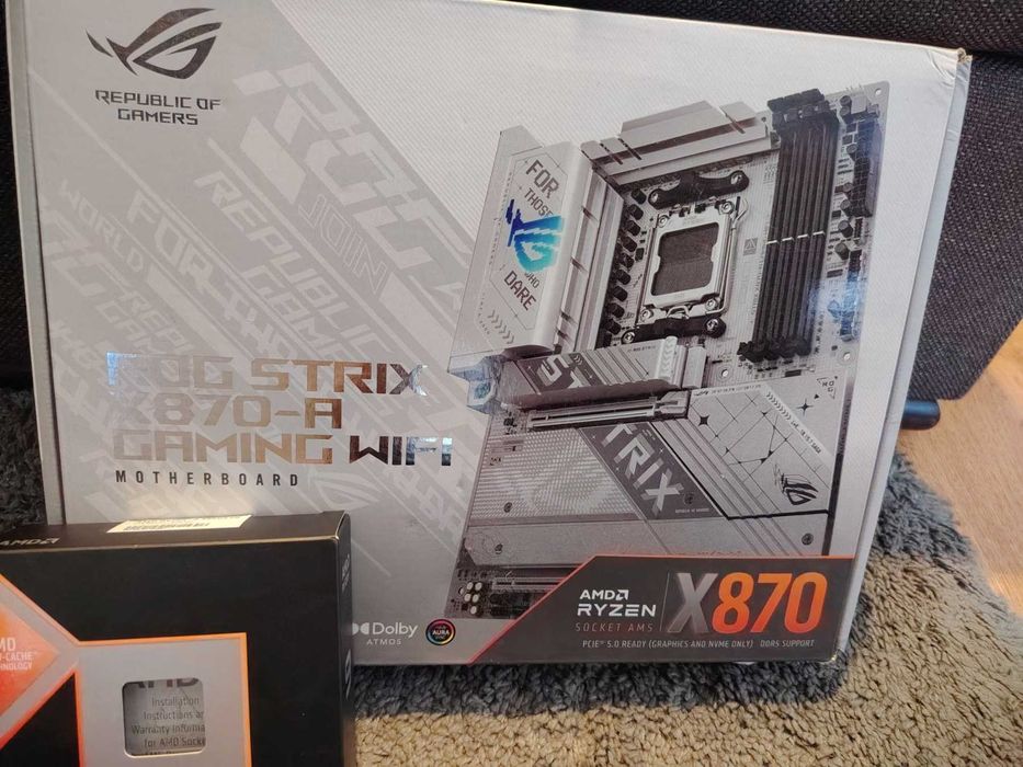 Asus ROG Strix X870-A Gaming Wi-Fi + AMD Ryzen 9 9950X3D 16C/32T (4.3GHz / 5.7GHz Boost, 144MB AM5