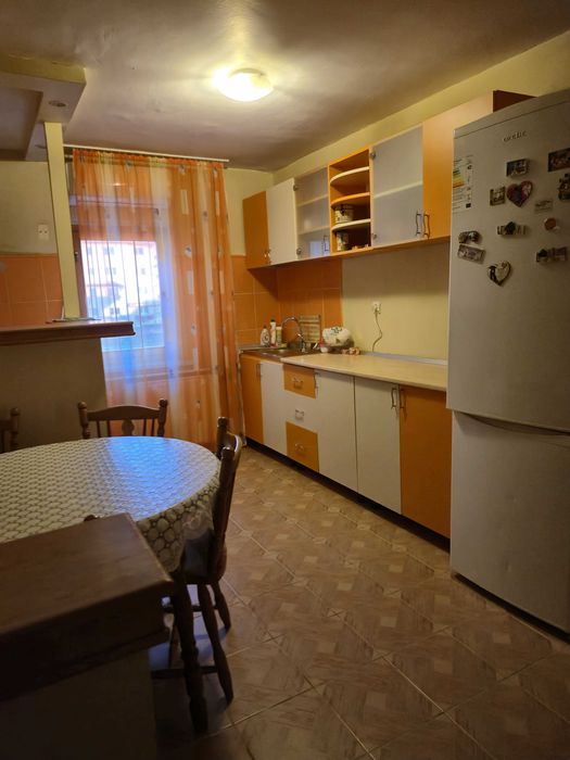 Vând apartament cu 3 camere, decomandat, în suprafață de 70 mp situat în zona centrala