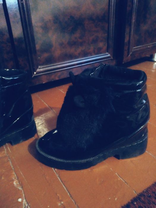 Oyoq kiyimlar sotiladi.