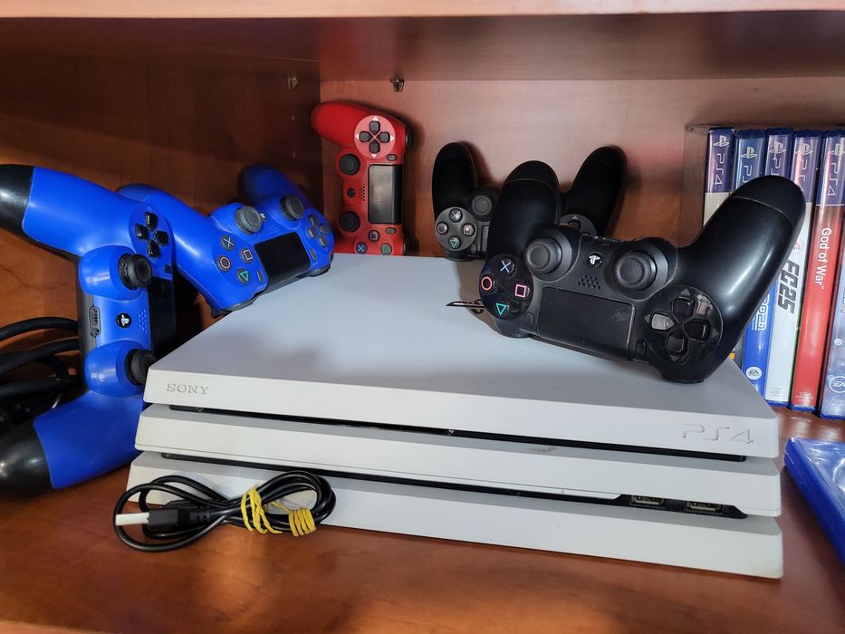 PlayStation 4 PRO с 5 джойстика + 20игри