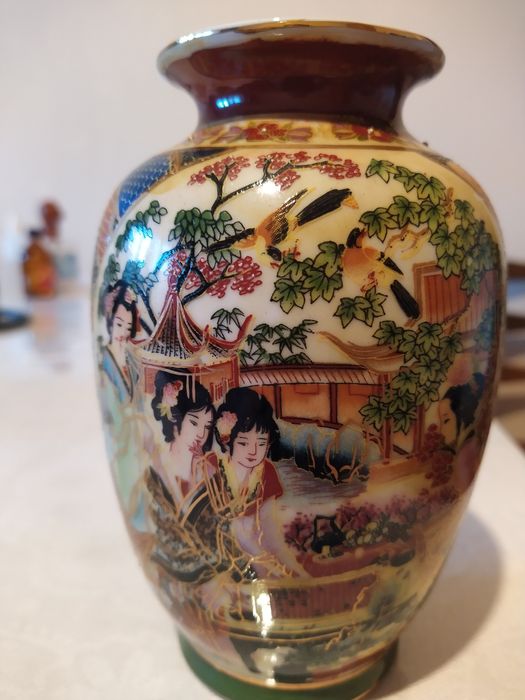 Фарфоровая ваза..