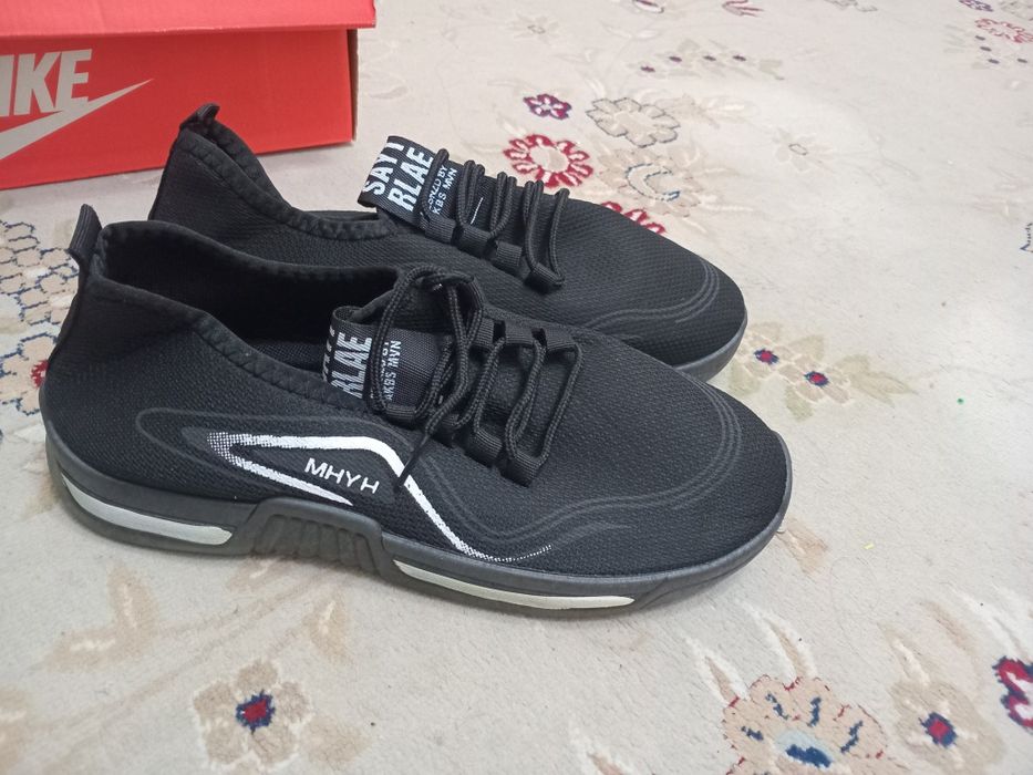 Новый кроссовках.  Летнии 39. Размер