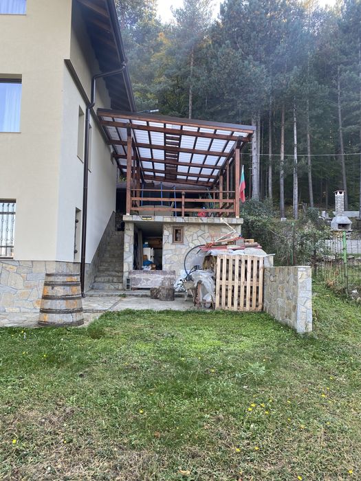 Продавам вила  в село Яврово