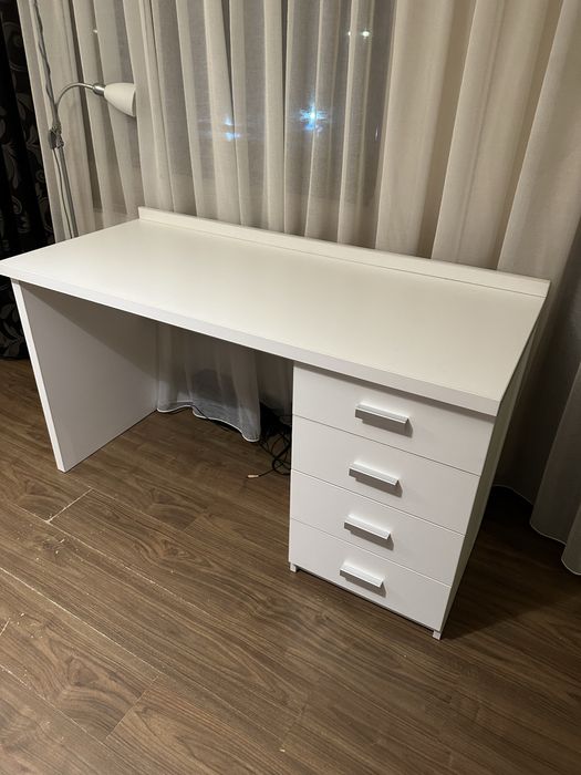 Birou alb cu 4 sertare