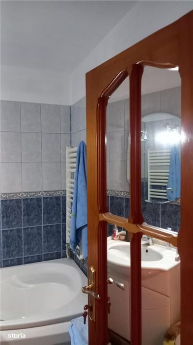 Apartament 2 camere semidecomandate,zona Cora