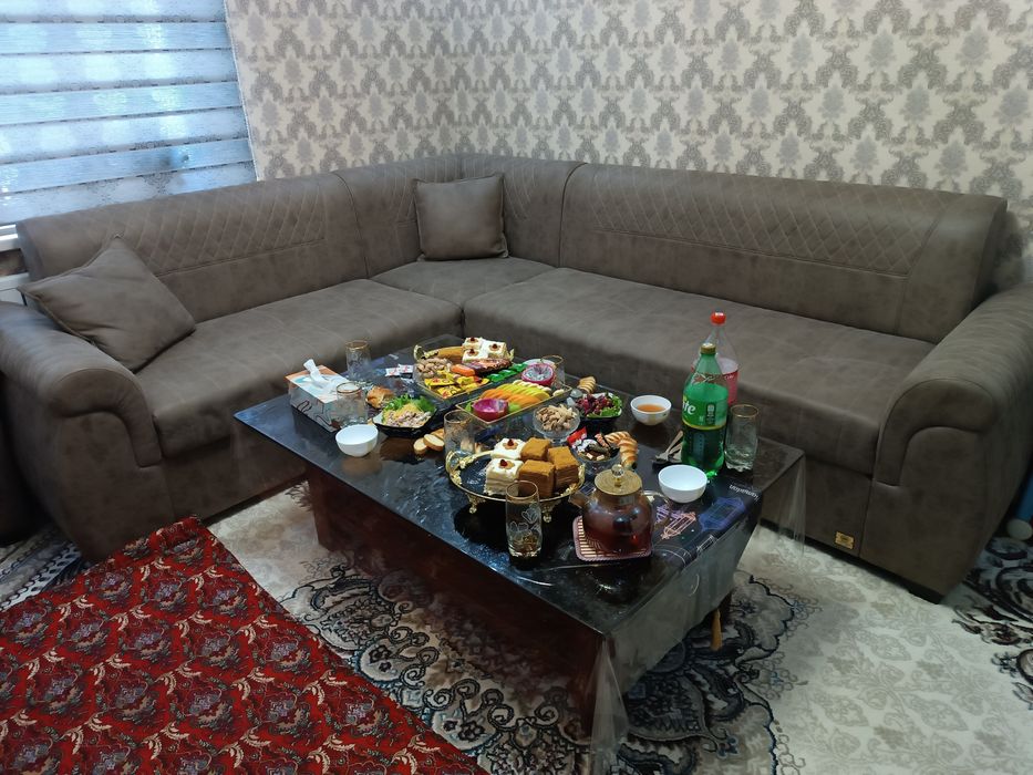 Divan sotiladi oynali jurnalniy stoli bilan