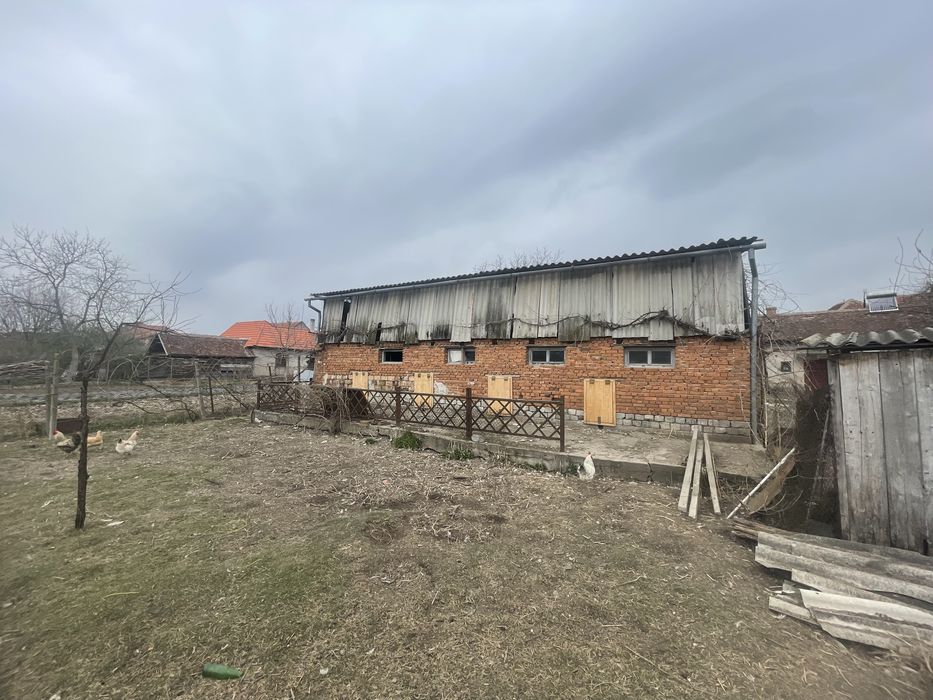 Casa de vanzare la drumul national