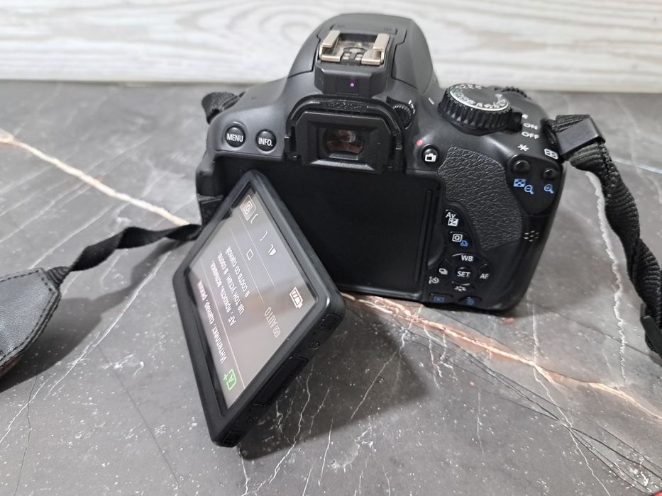 Продам фотоаппарат Canon EOS 650D  (идеал)