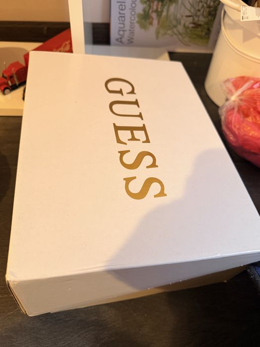 Обувки Guess с кутия