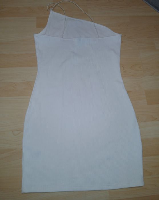 Рокля по тялото с красиви презрамки