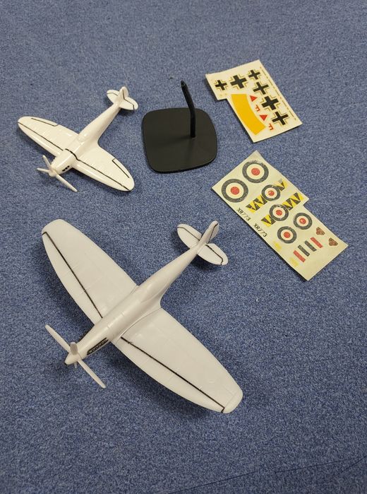Machete avioane Spitfire WW II-Revell si decaluri-jucarii, colectie