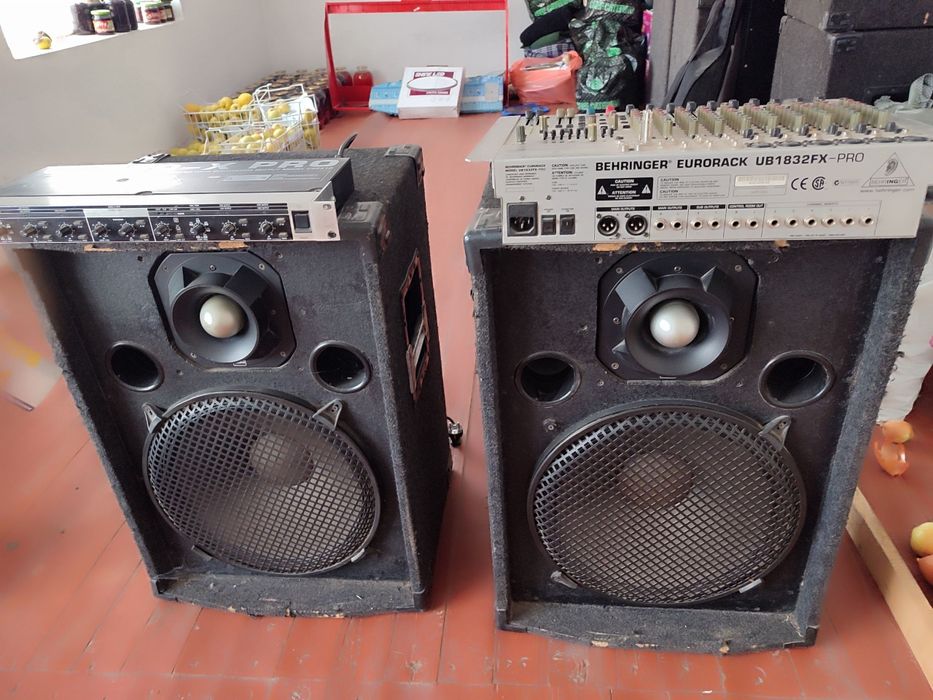 Пульт, кроссовер, 2та 300ваттли динамик корпуси билан сотилади