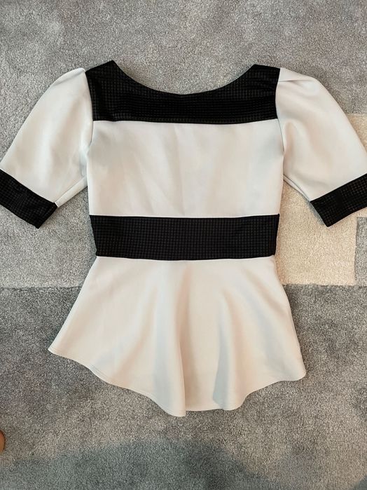 Блуза в бяло и черно с ръкав до лакът