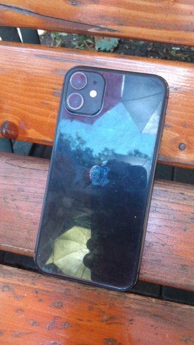 iPhone 11 vând sau schimb telefonul e doar în față