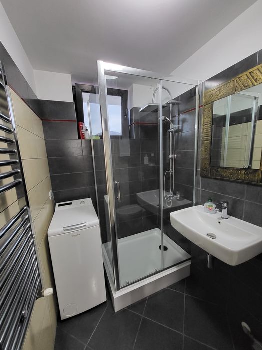 Închiriez apartament 3 camere