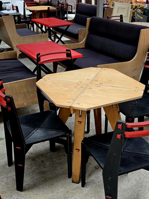 Дървени маси и столове