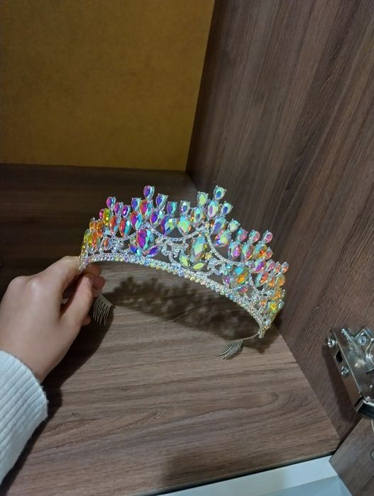 Короната се продава