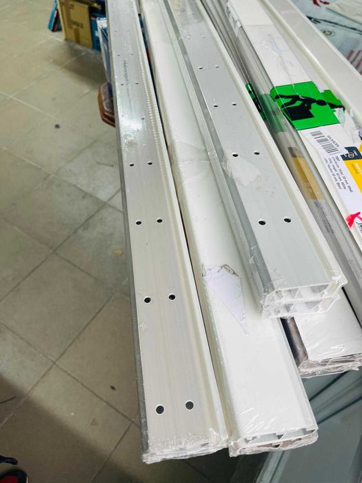 Plinta PVC Habengut, garnituri integrate pentru cabluri 50 mm, 1,5 m