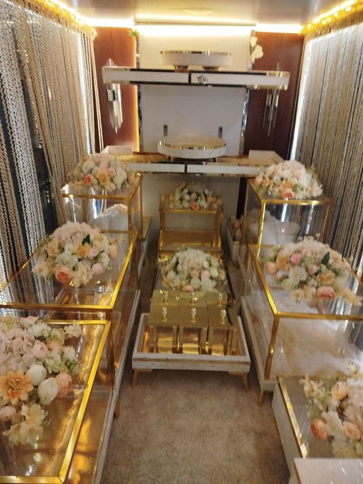 Toy marosimlar uchun Sarpo idishlar va moshinalar.