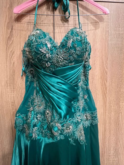 Официална рокля- носена за няколко часа.