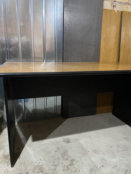 Masa birou si doua dulapiare