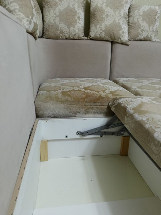 Диван угловой и кресло