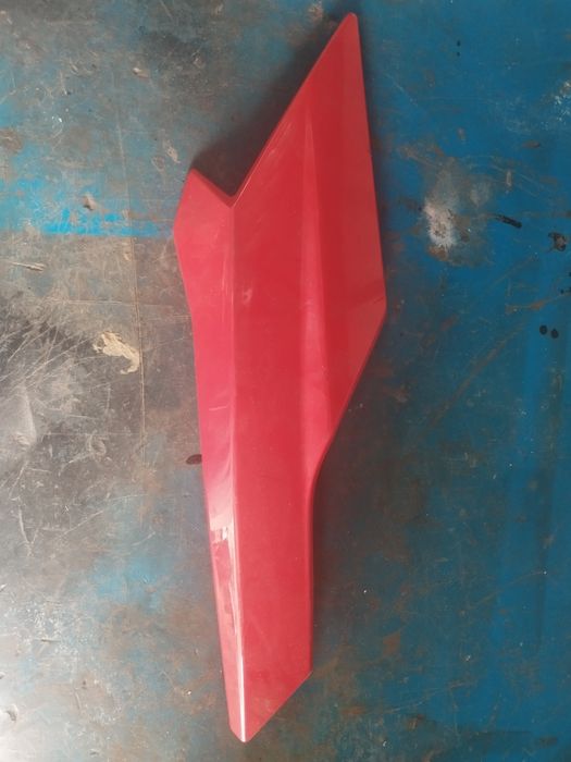 Carena dreapta inferioara bugspoiler pentru Triumph street triple rs