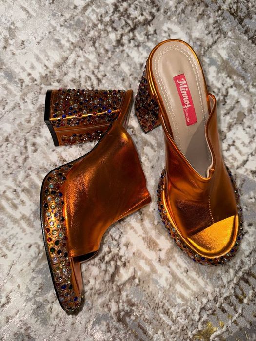 Turkiyadan keltirilgan maxsus toshli oyoq kiyim