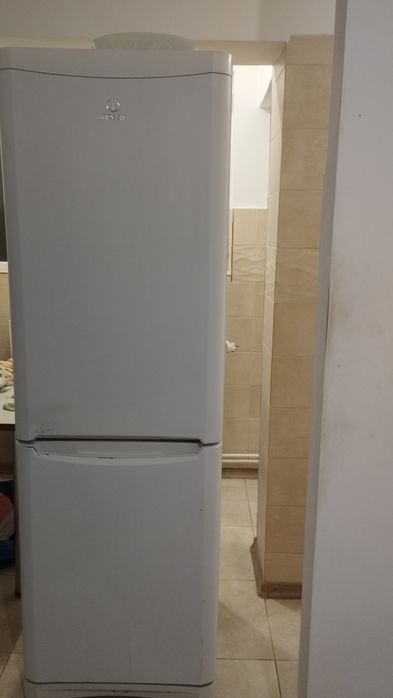 Frigider Indesit functionabil/350 lei