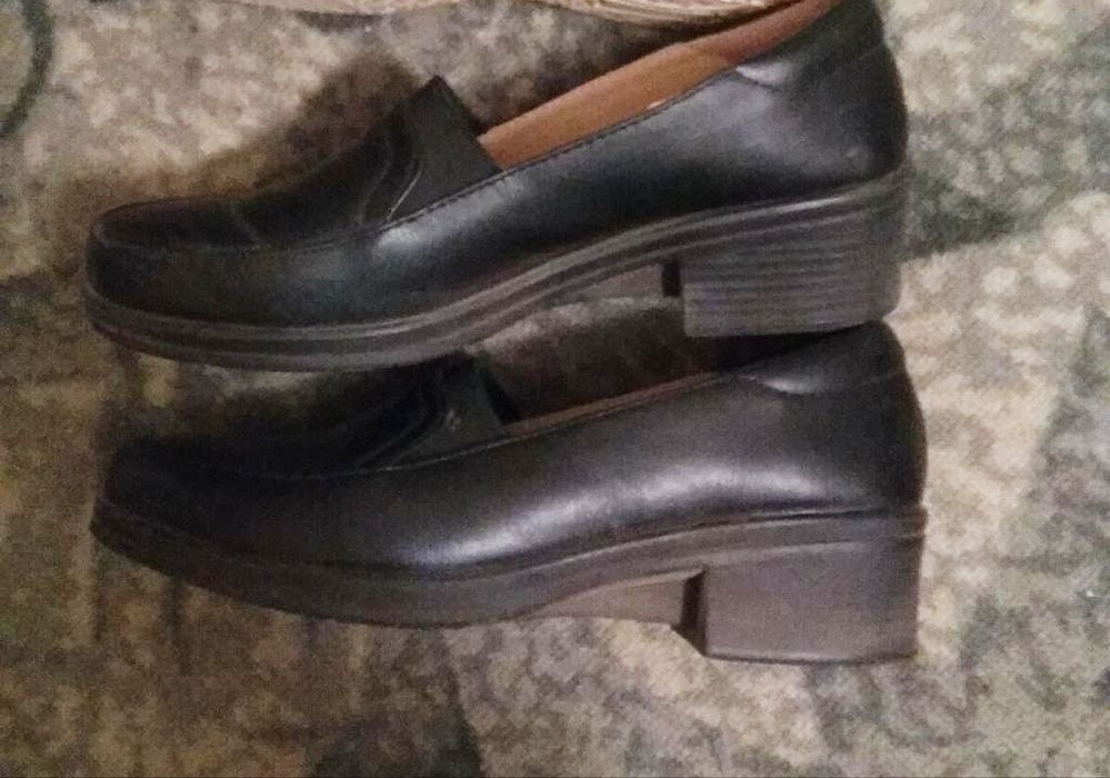 Продаются  женские туфли 39-40 рр