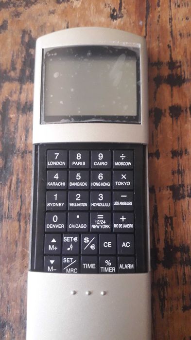 калкулатор будилник, конвертор на валута, таймер, календар, масивен