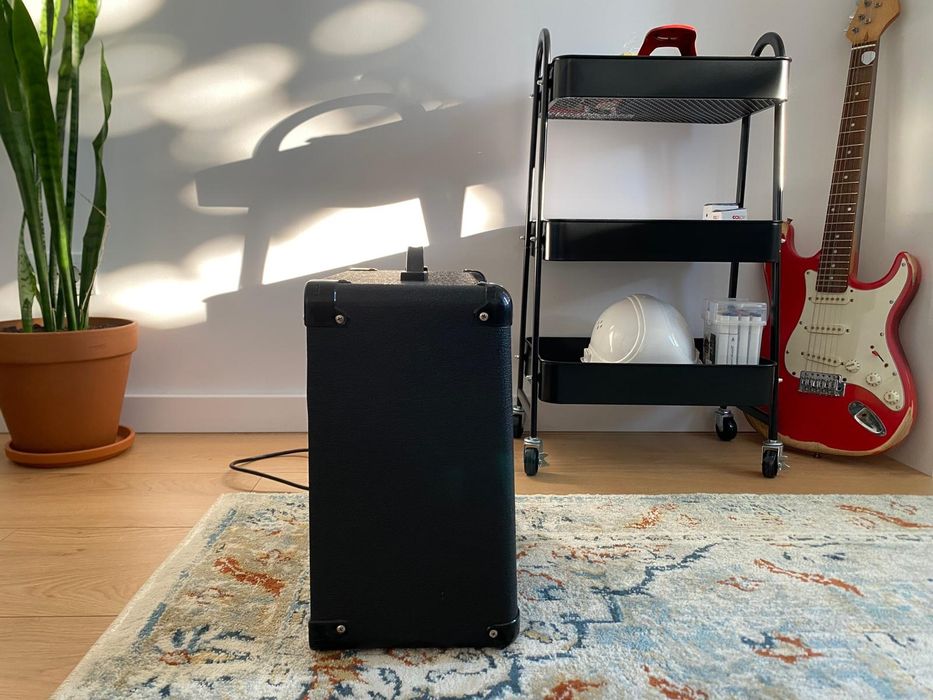 Vand amplificator pentru chitara electrica Marshall made in India.