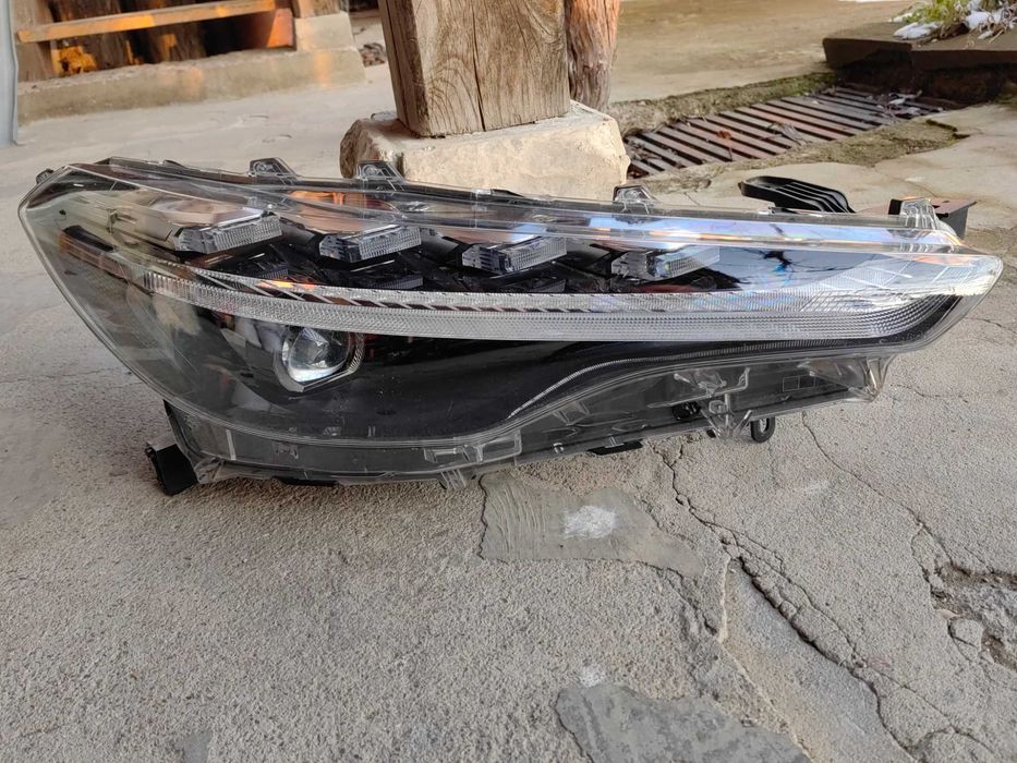 Фар Toyota Corolla Cross LED десен / Фар Тойота Корола Крос Оригинален