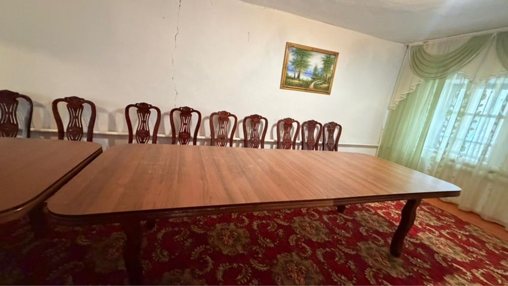 Продаю Стол и стулья для гостинной
