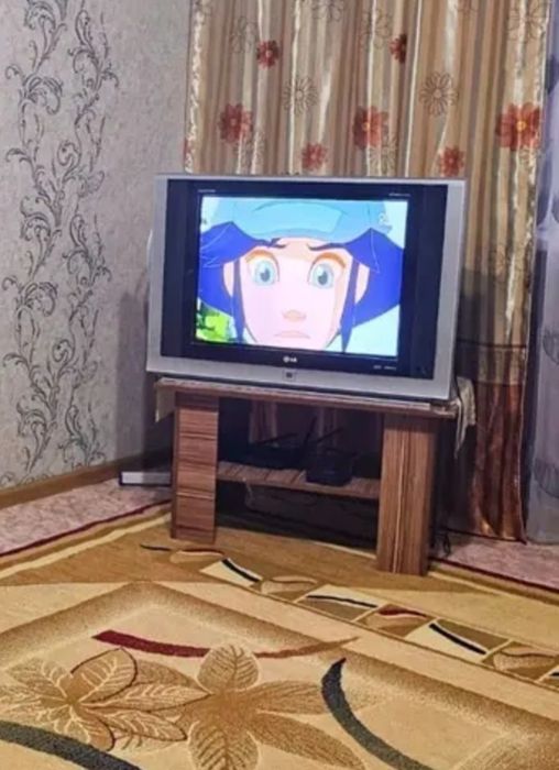 LG телевизор , 72см диагональ