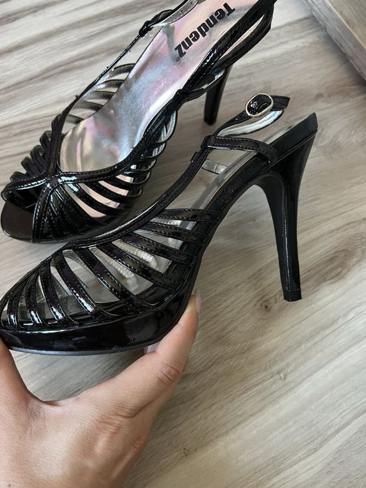 Сандали на висок ток