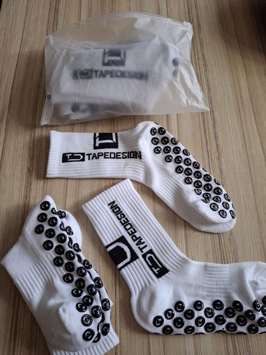 Златиста чанта ествествена кожа и детски футболни чорапи